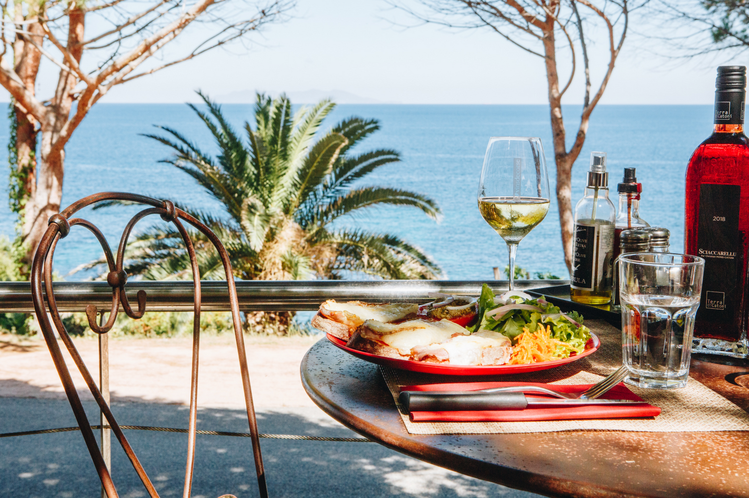 Terrasse de l'épicerie de vin et produits corses sur le domaine Terra di Catoni à Porticciolo.