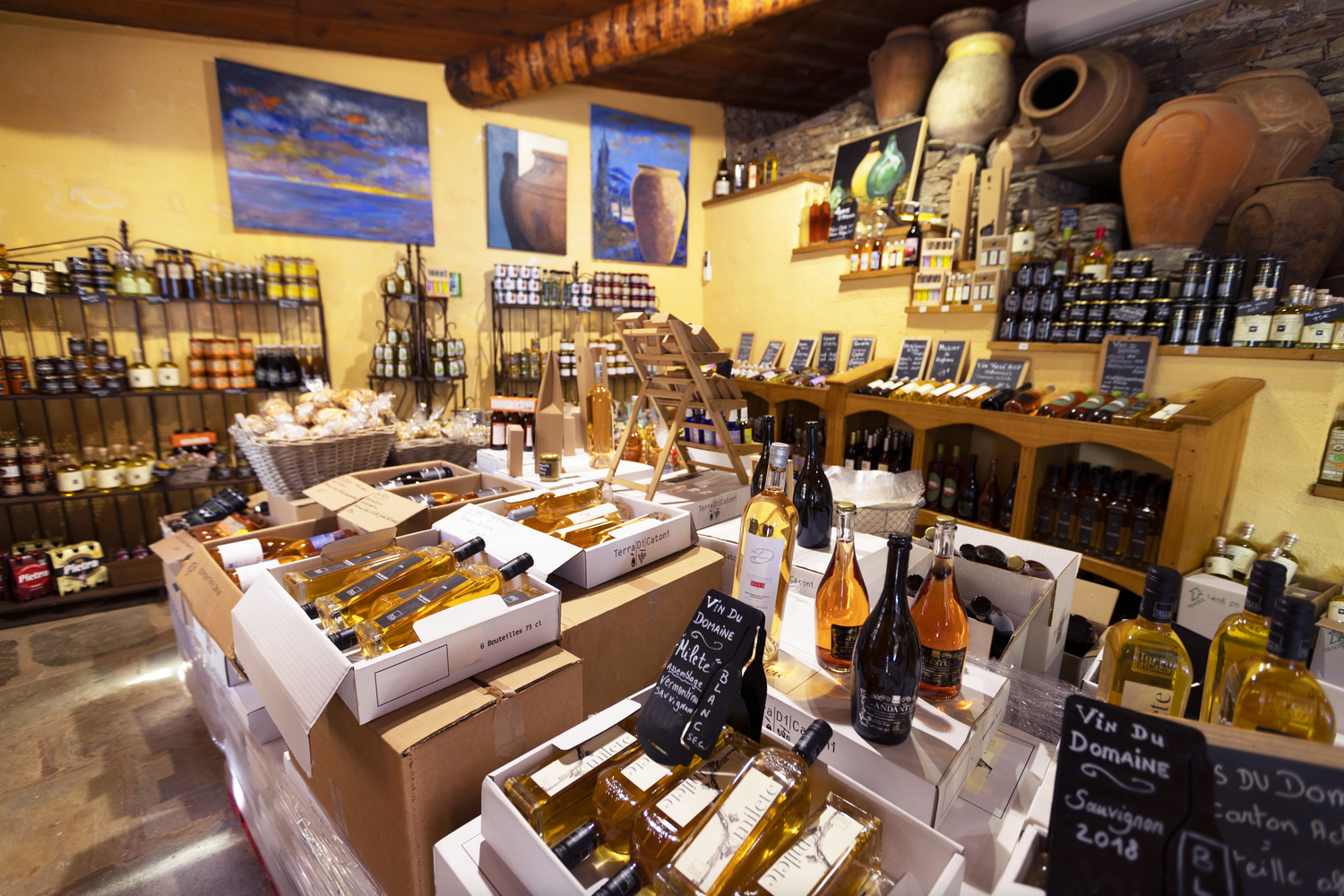 Épicerie de vin et produits corses sur le domaine Terra di Caoni à Porticciolo.